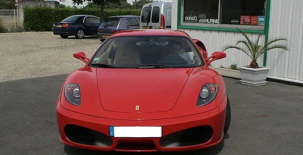 Photo de l'avant d'une Ferrari rouge.