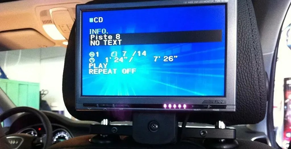 Photo d'un écran intégré dans un appui tête de voiture.