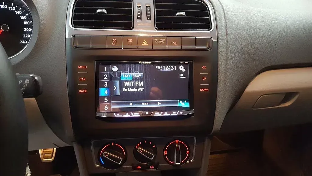 Photo d'un autoradio à l'intérieur d'une voiture.