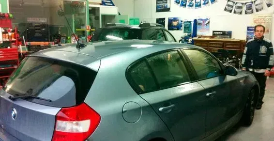 Photo de l'intérieur de l'atelier avec une voiture.