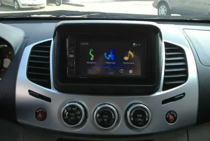 Photo d'un écran connecté dans une voiture.