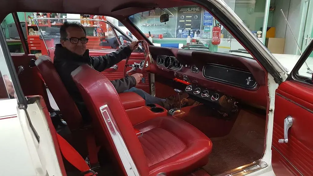 Photo de l'intérieur rouge d'une vieille Ford Mustang.