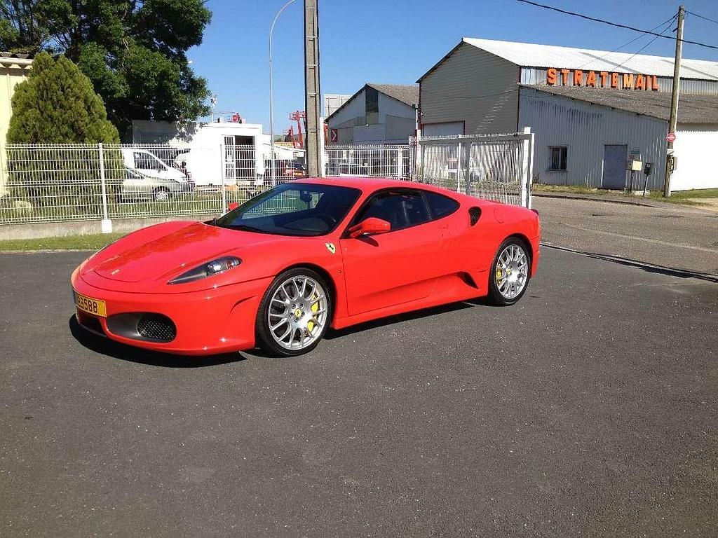 Photo d'une Ferrari rouge.