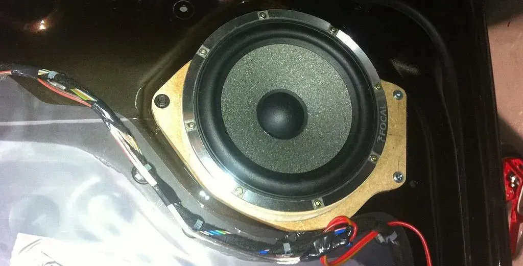 Photo d'une installation d'enceintes pour voiture.