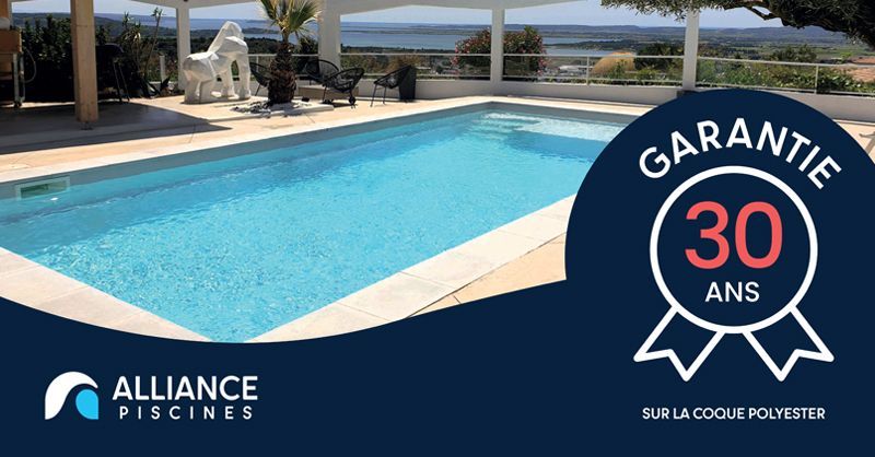 Une piscine et un logo 