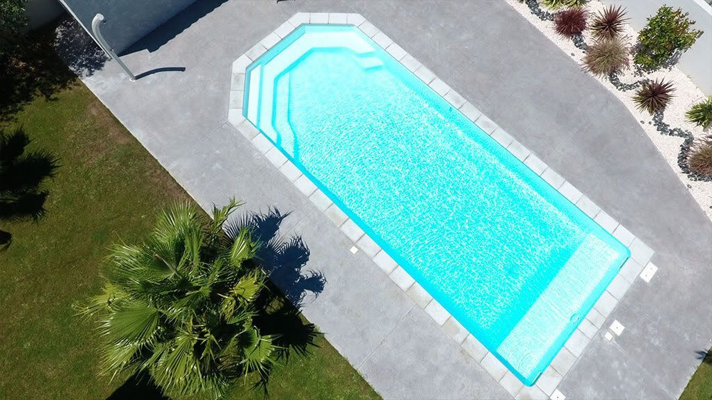Une piscine creusée avec un fond incliné