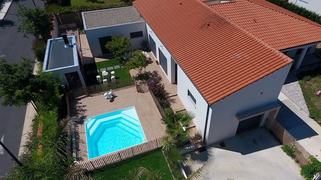 Une grande maison avec une piscine