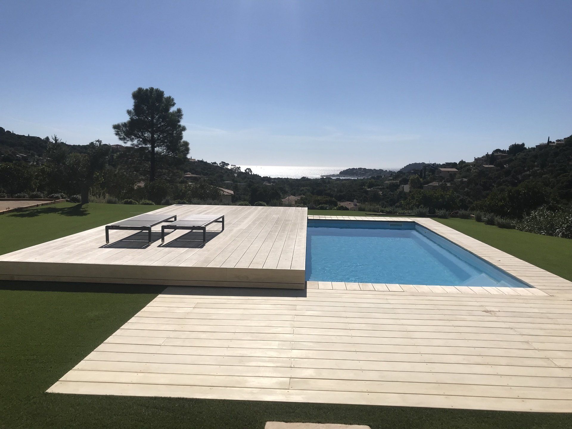 Une piscine avec un design terrasse surélevée