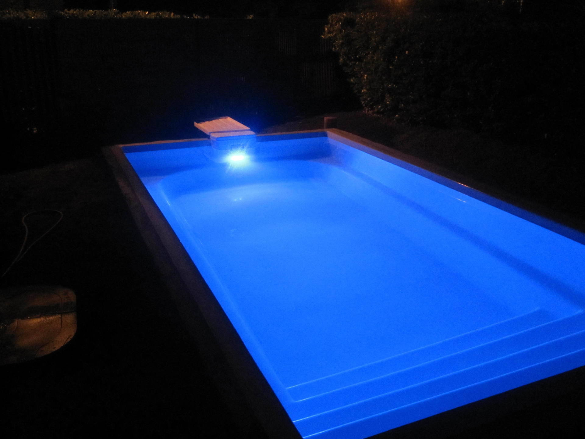 Une piscine avec des éclairages dedans