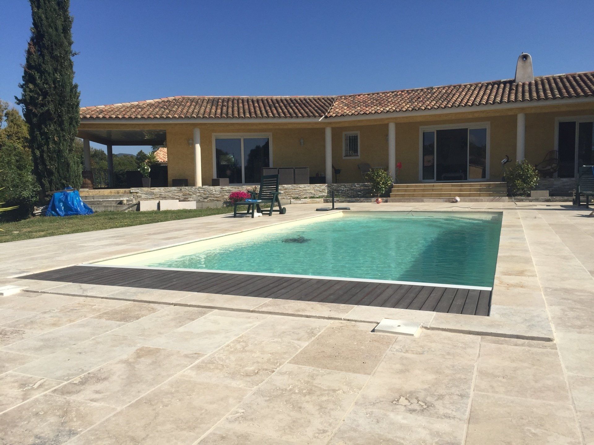 Une grande plage de piscine et une maison 