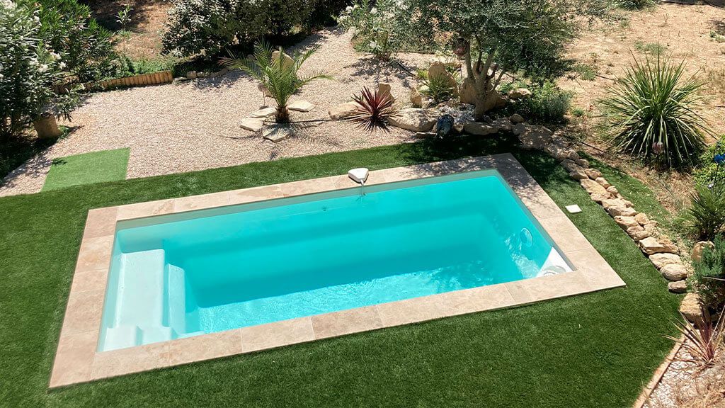 Une piscine avec de l'herbe autour