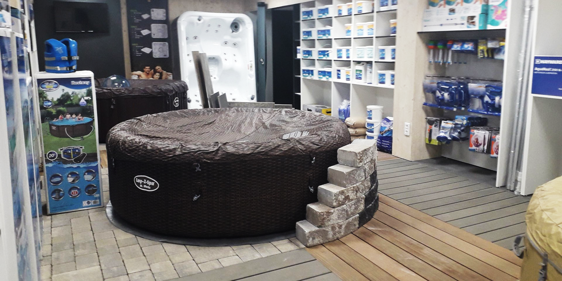 Un spa avec des produits pour la piscine autour