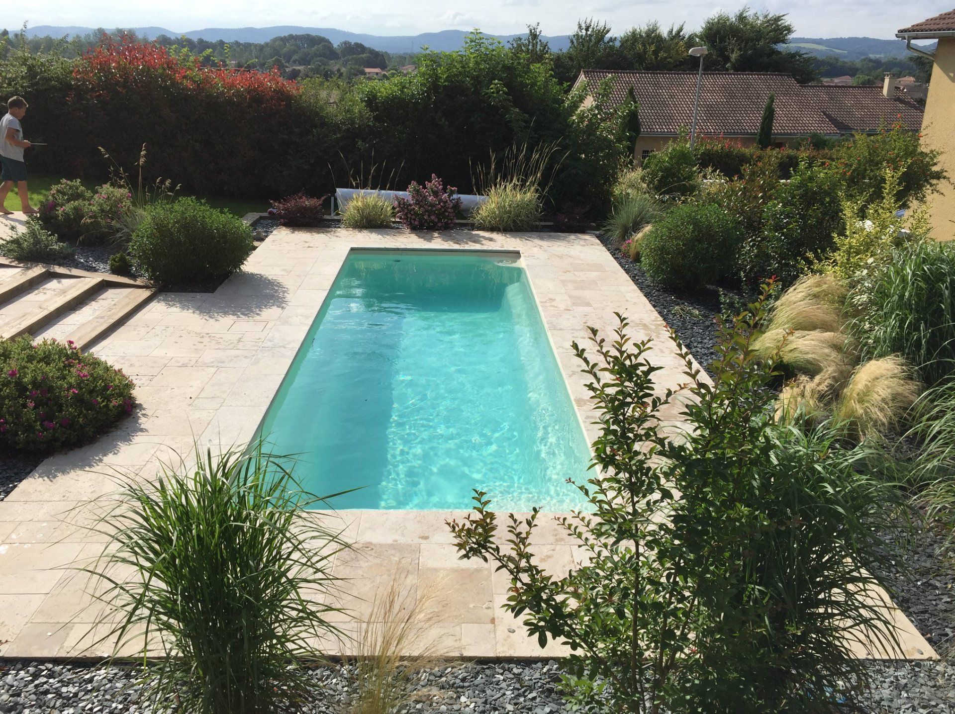 Une piscine avec de la verdure autour