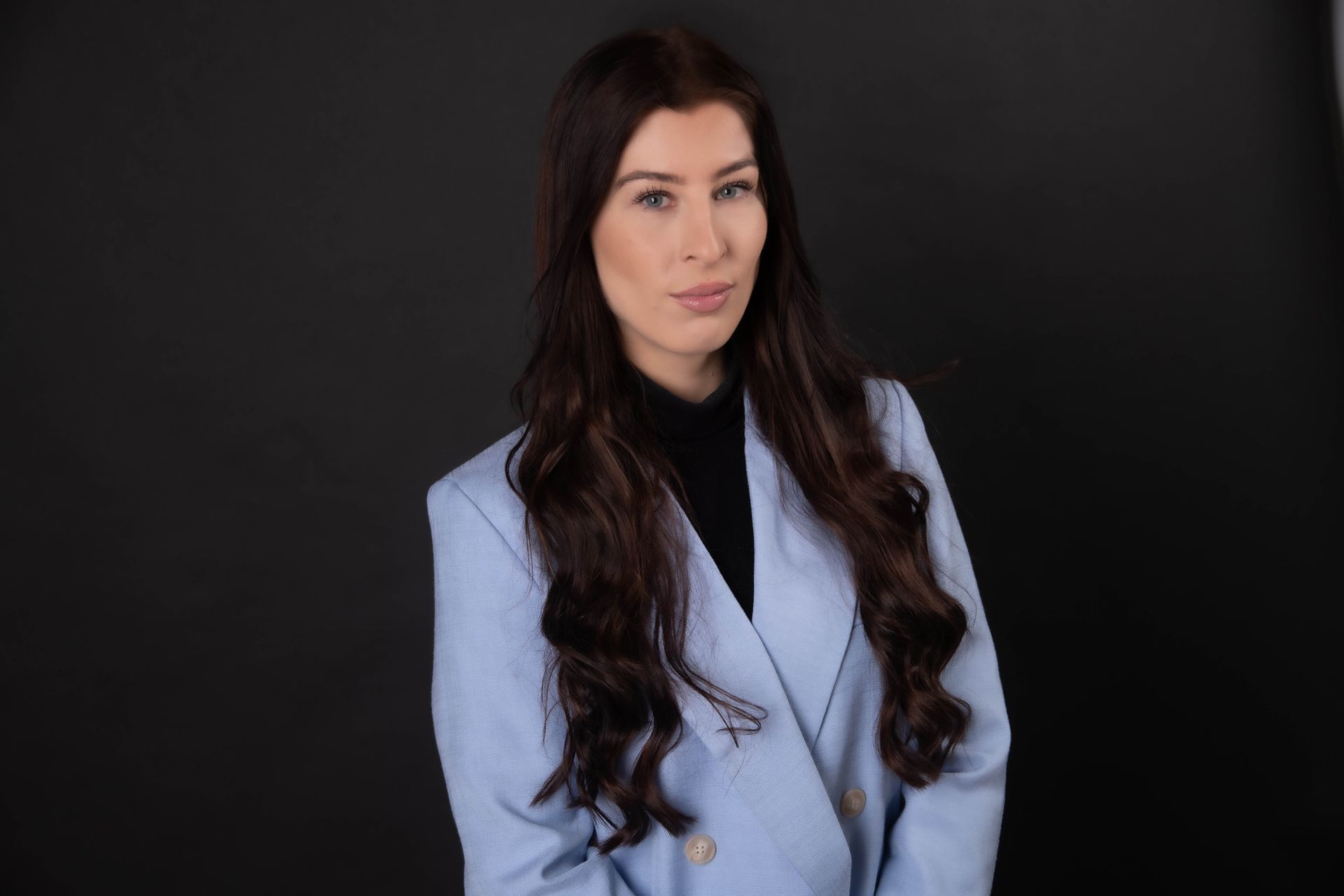 Haarstylistin beim Haareschneiden