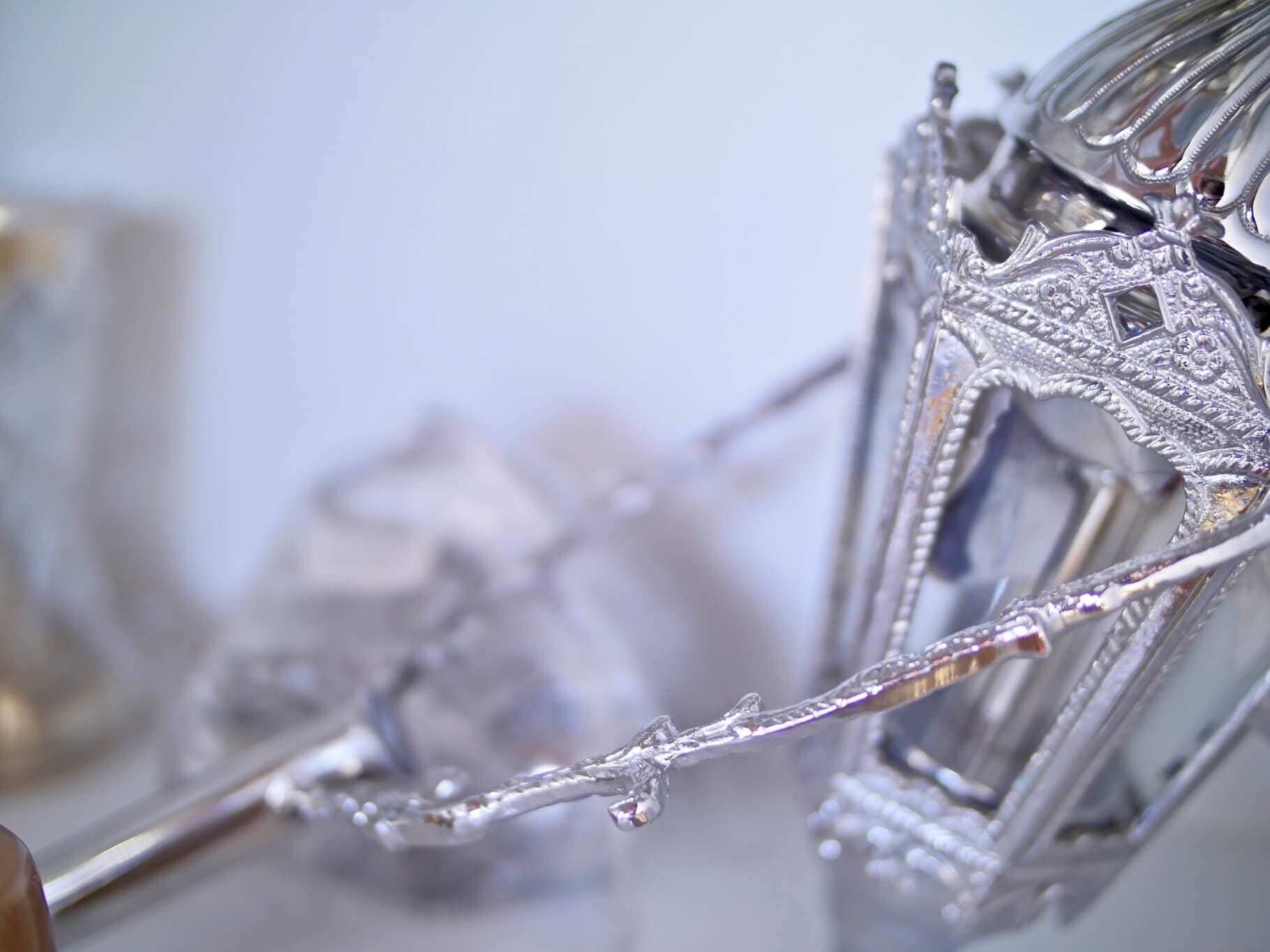 Lanternas decorativas prateadas, close-up, detalhes ornamentados, fundo desfocado.