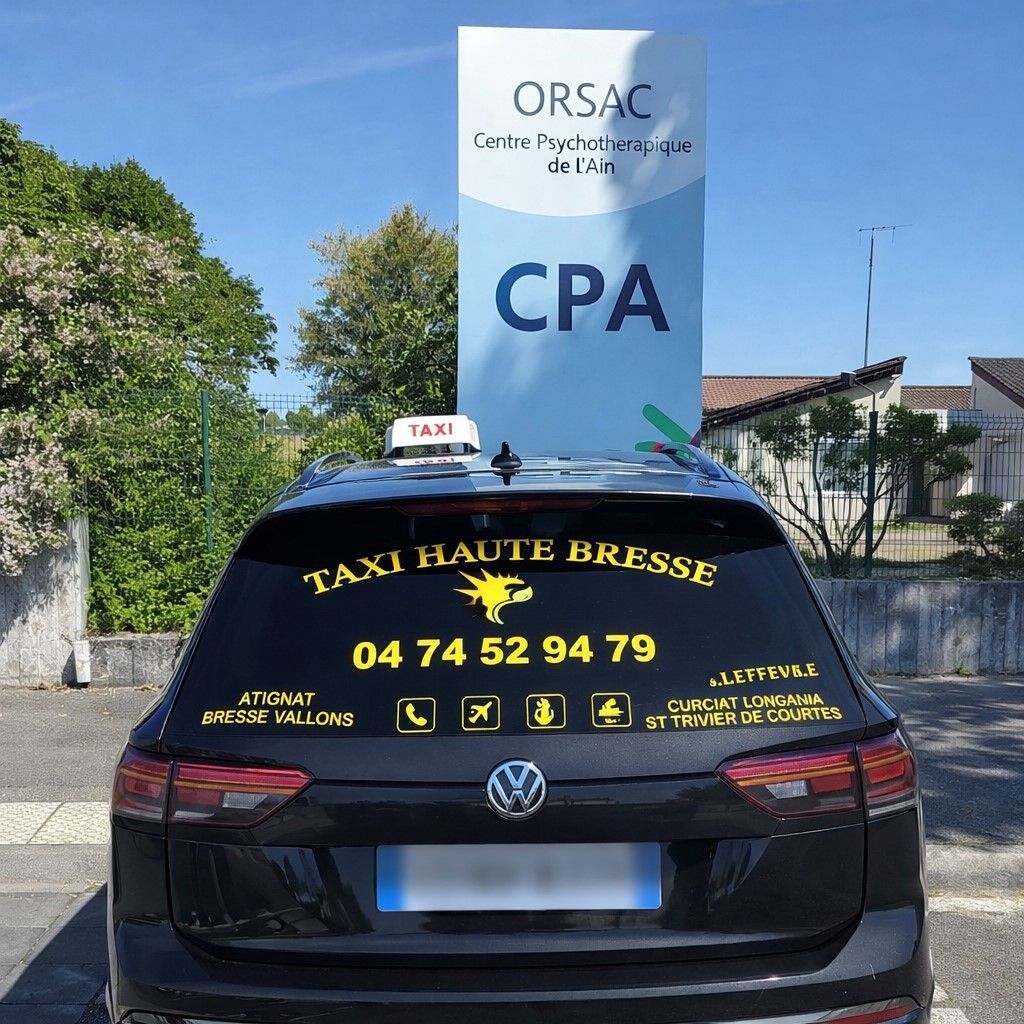 Un taxi Volkswagen noir est stationné devant un panneau indiquant un CPA, Centre Psychothérapique de l'Ain.
