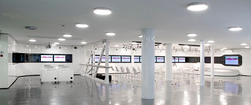 Una gran habitación vacía con muchas luces en el techo.