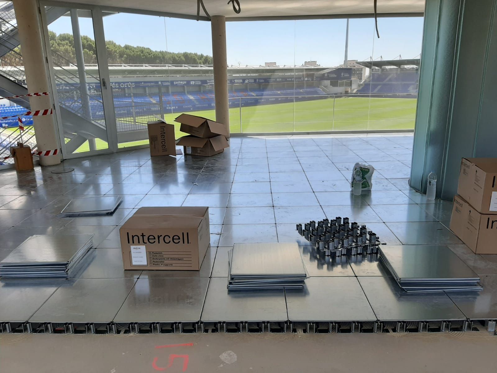 Una caja en el suelo que dice intercall
