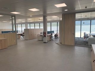 Hay un trapeador en el medio de la habitación en la oficina.