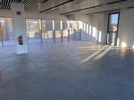 Hay un extintor de incendios en el medio de la habitación.