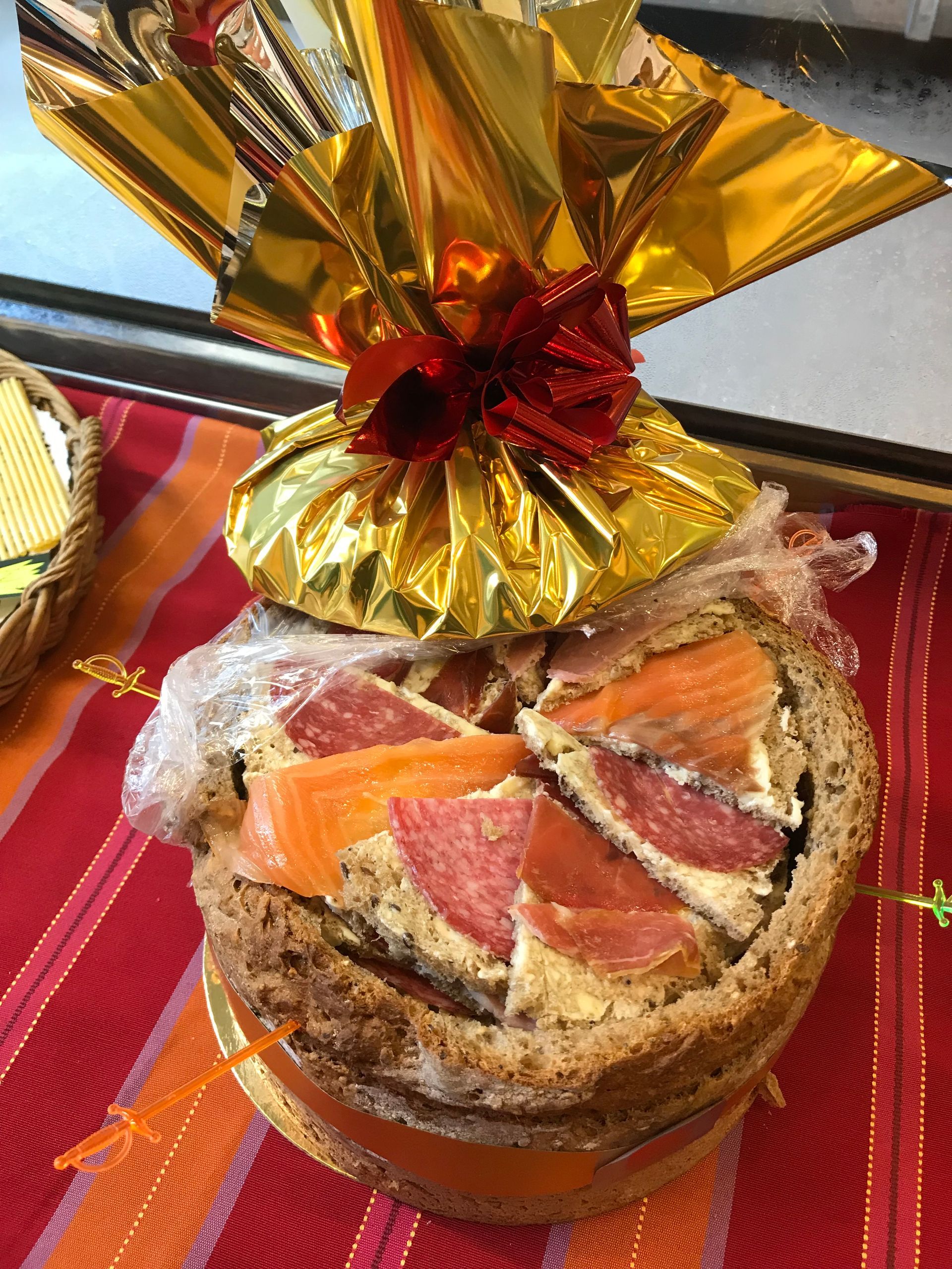 Pain surprise avec saumon et charcuterie.