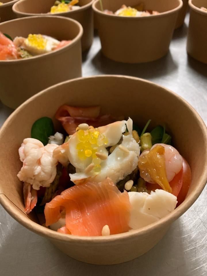 Salade de poissons traiteur.