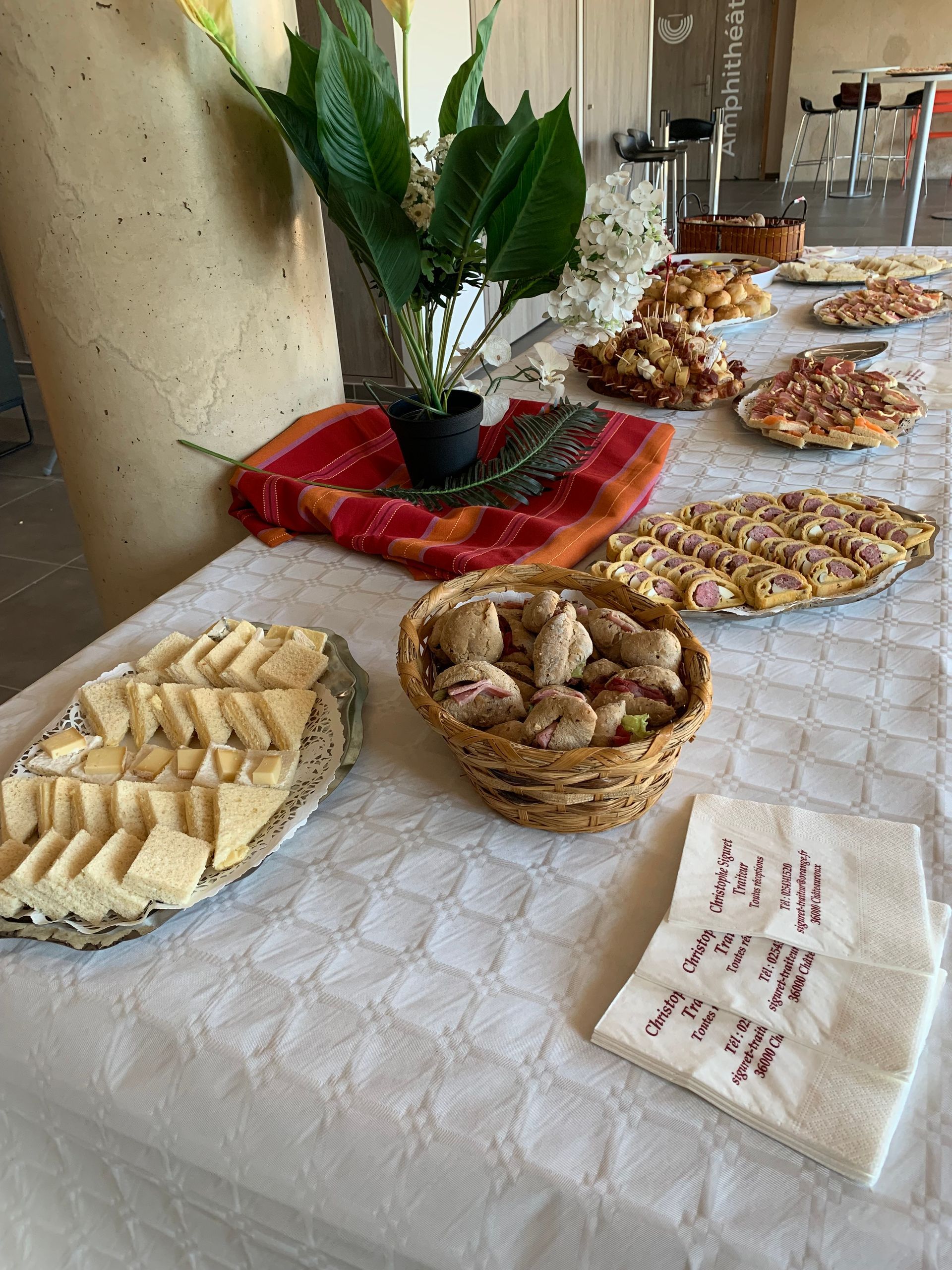 Table traiteur avec différents toasts.