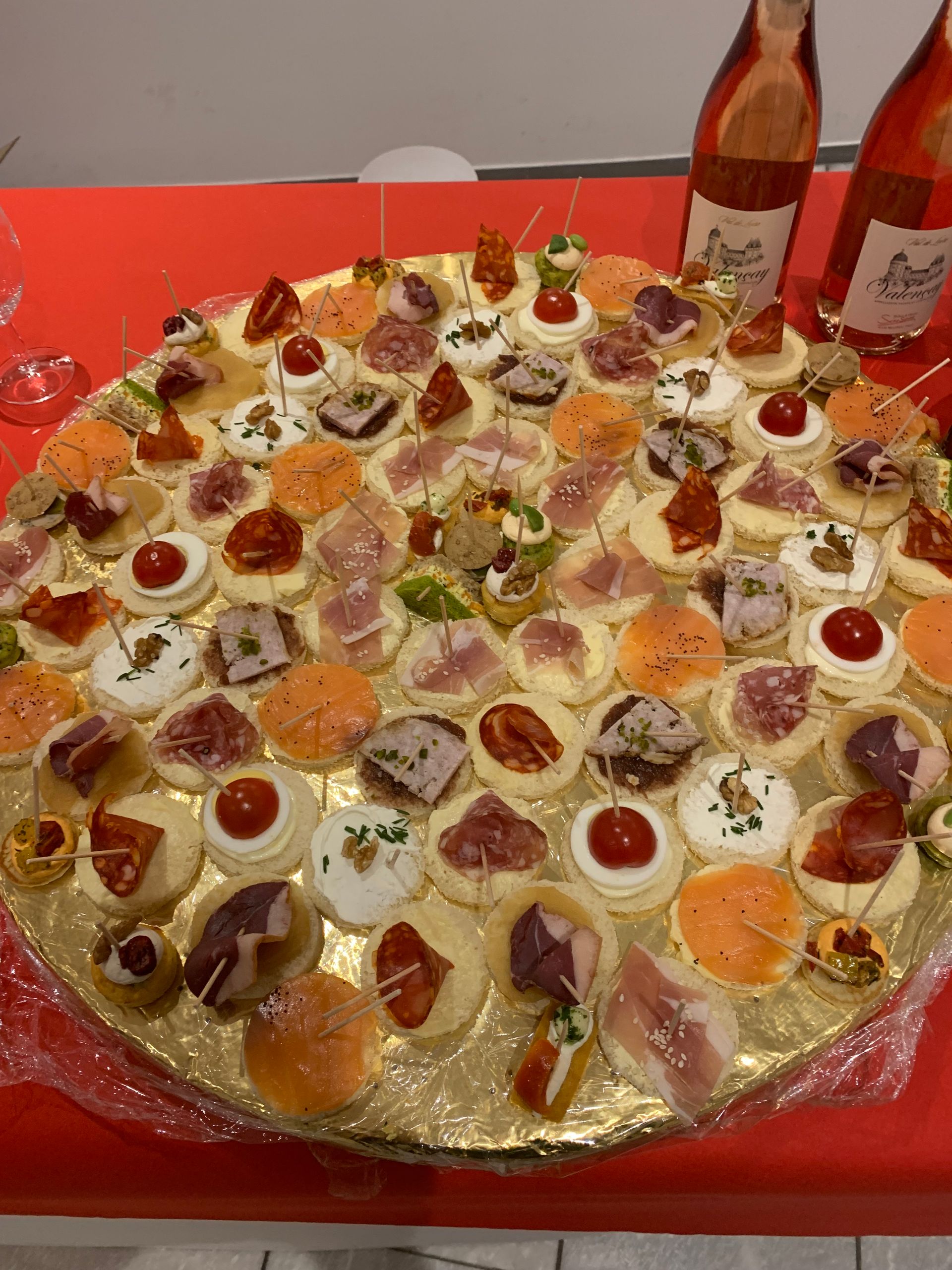 Plats avec différents toasts.