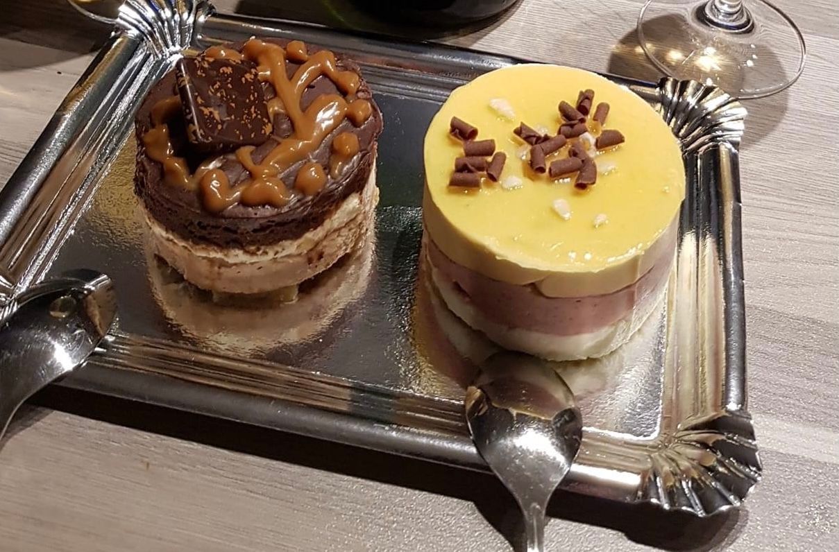 Deux gâteaux pâtissiers sucrées.