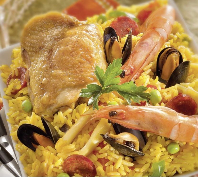 Paella vu de près avec poulet, moule, crevette.