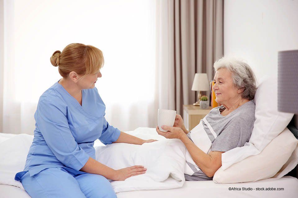 Pflegerin und Seniorin