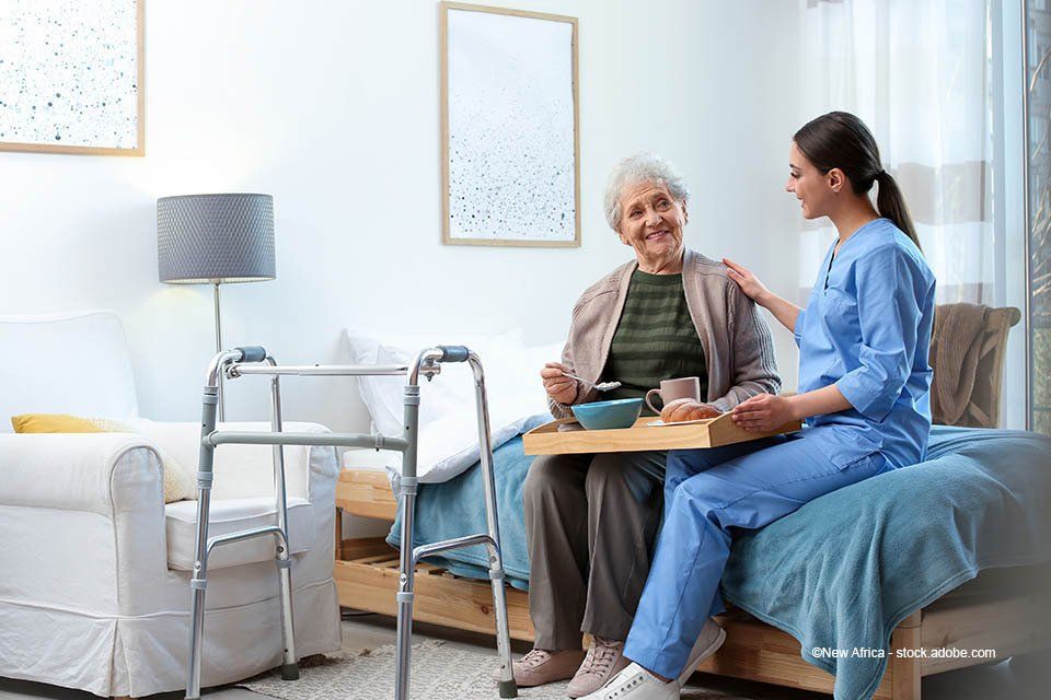 Pflegerin und Seniorin