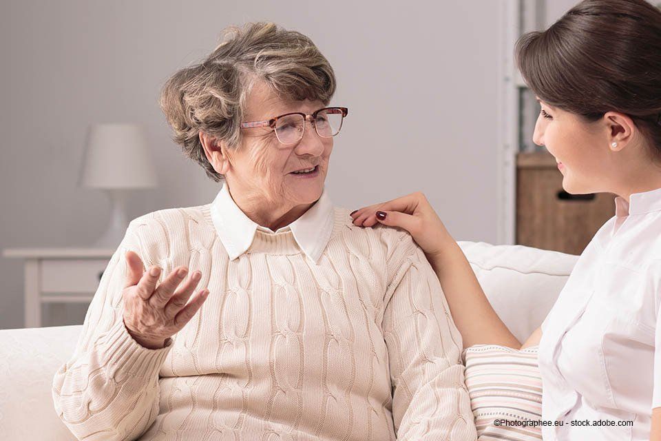 Seniorin im Gespräch