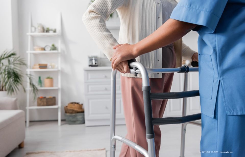 Pflegerin und Seniorin