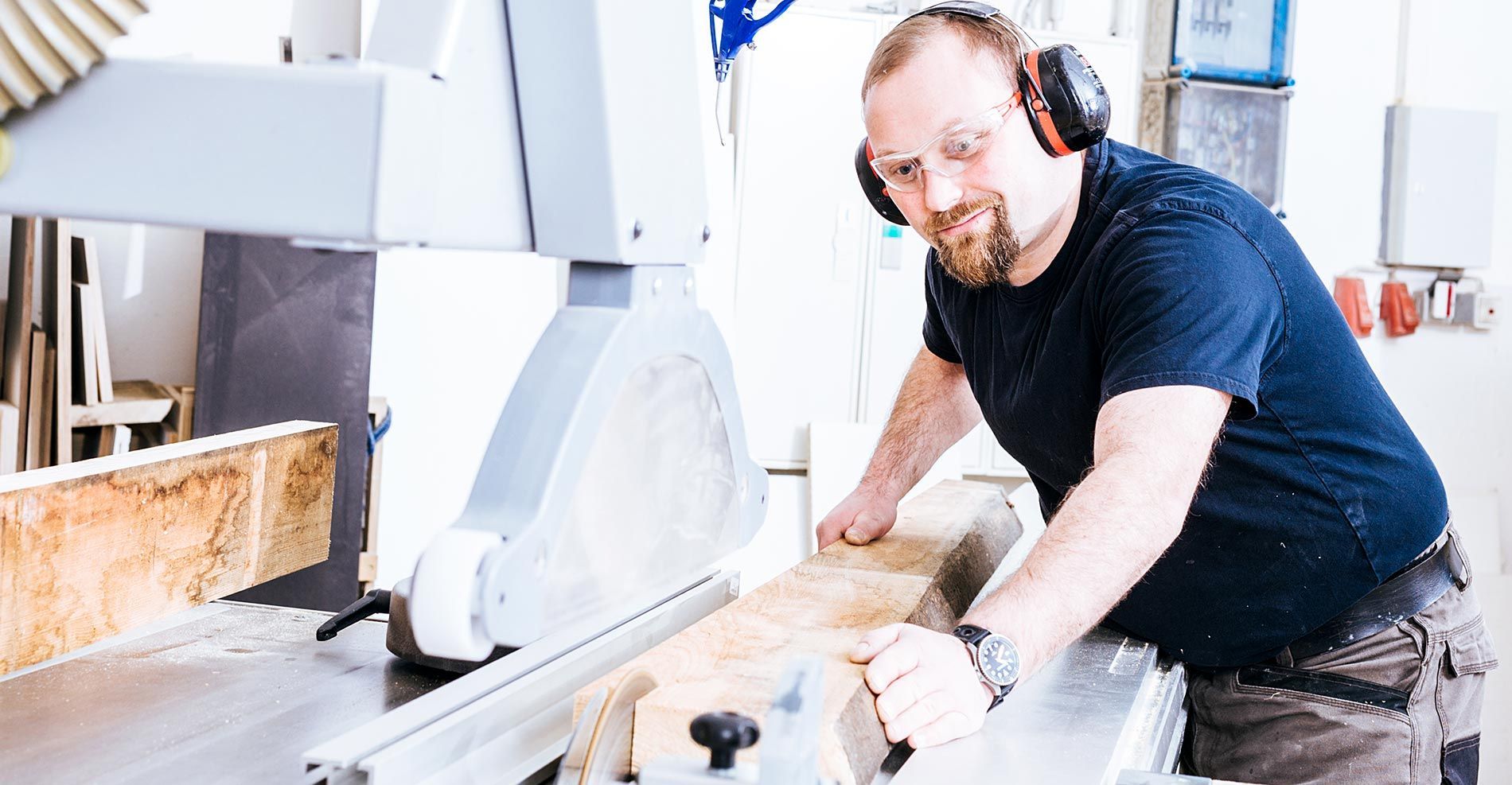 Tischler schneidet Holz zu
