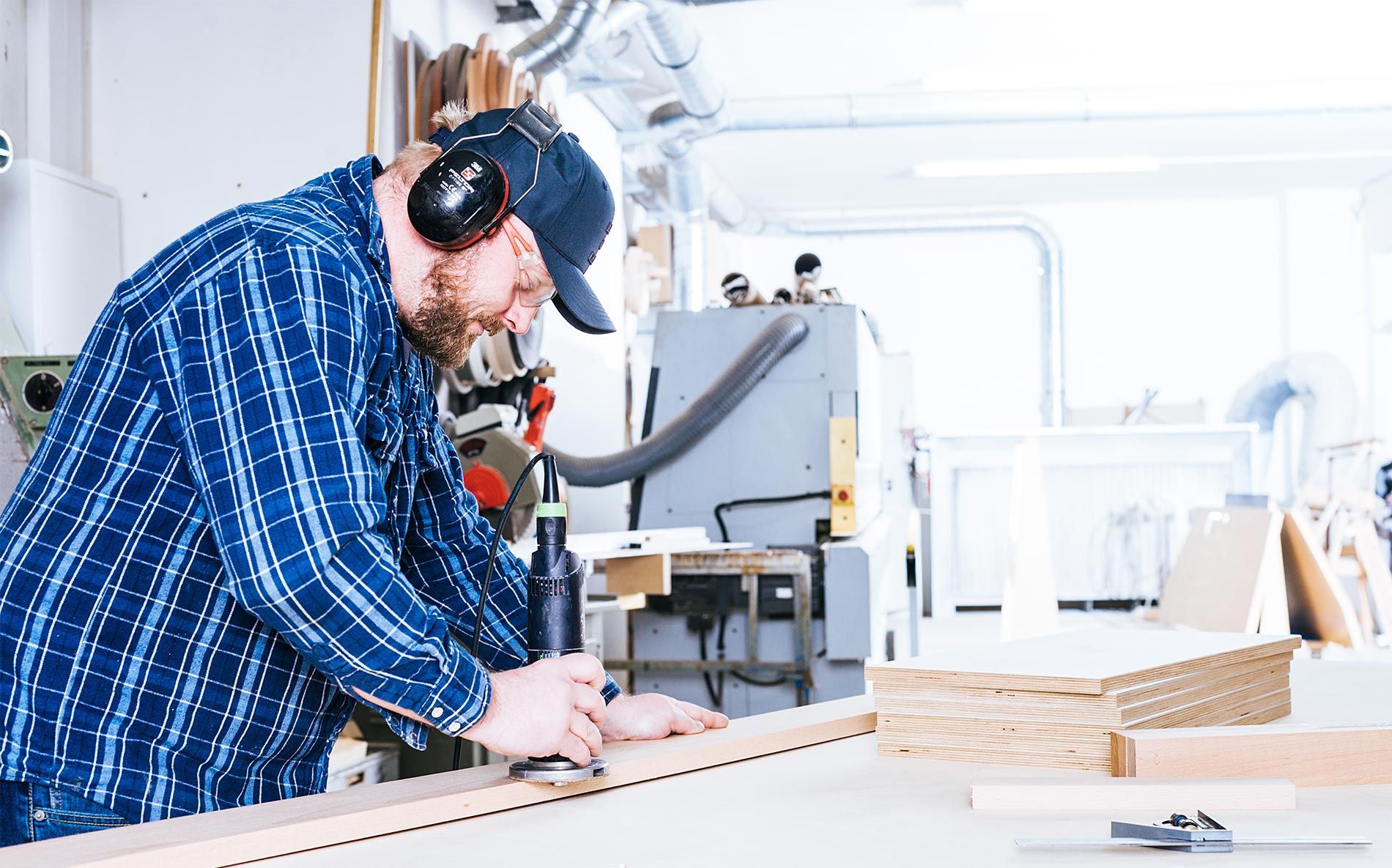 Tischler bearbeitet Holz