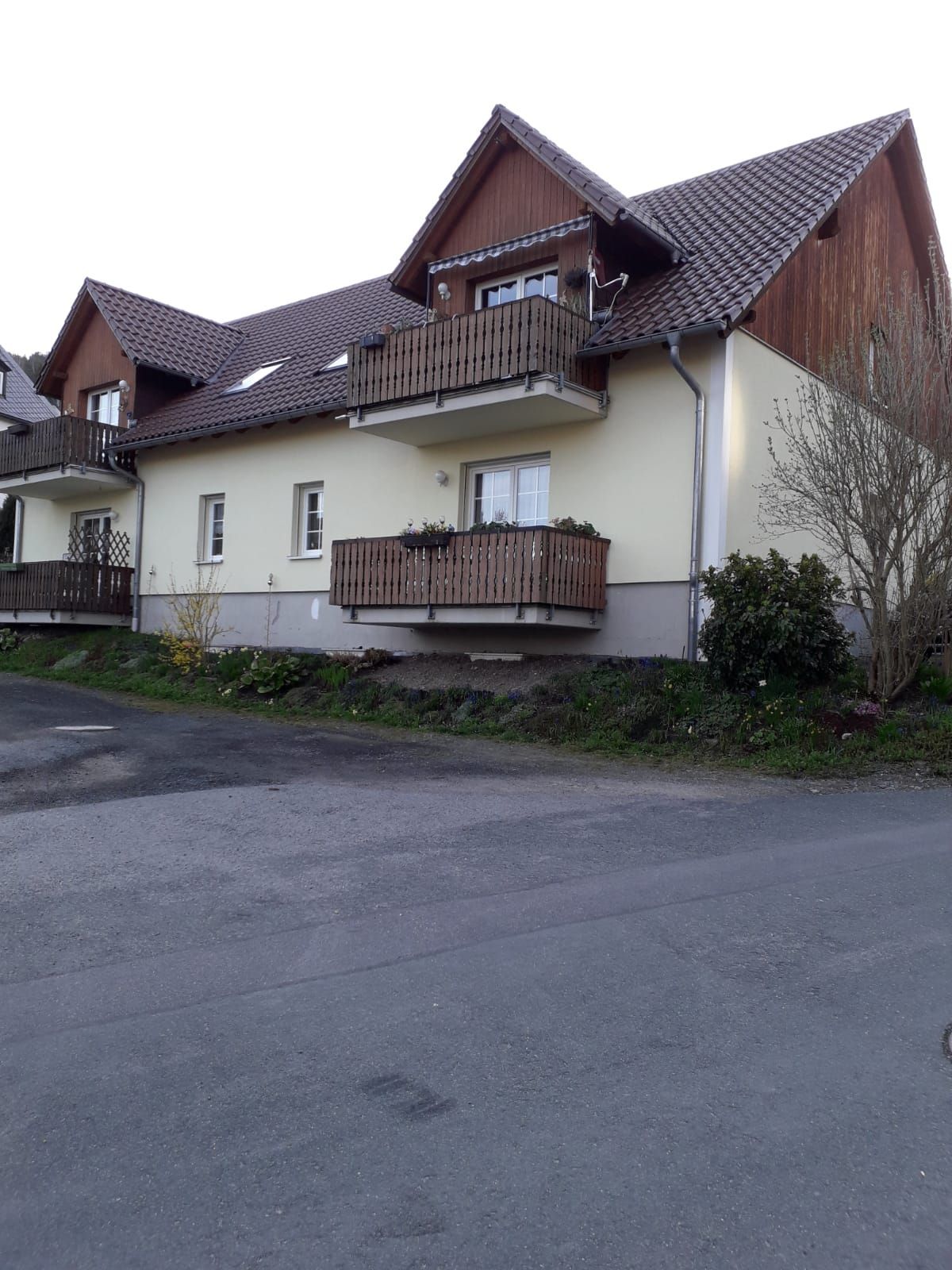 Sonntag Hoch- und Ausbau GmbH Wohnhaus mit Holzvertäfelung und Balkonen