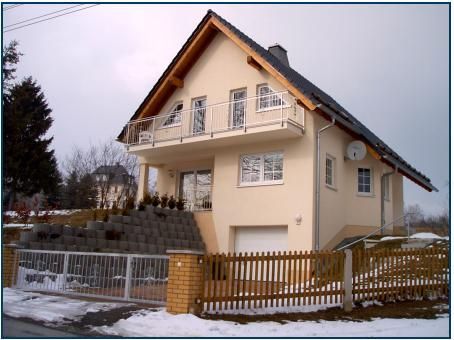 Sonntag Hoch- und Ausbau GmbH Gelbes Einfamilienhaus