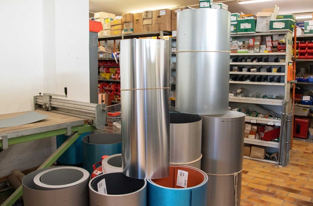 Haustechnik-Werkstatt mit Edelstahlrohren und Materiallager – individuelle Anfertigung und Montage