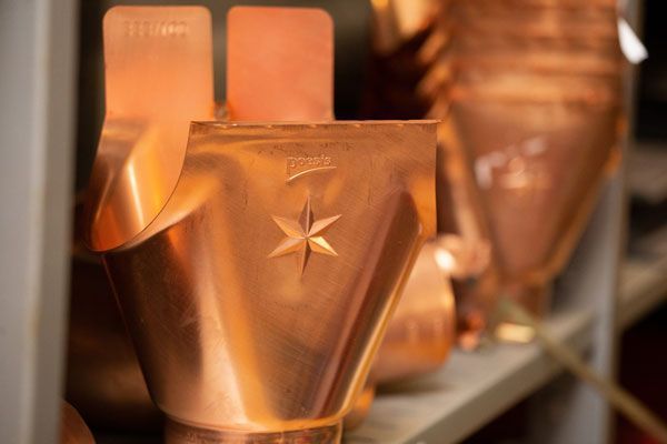 Kupferdachrinnen und Bauteile in Handarbeit – hochwertige Klempnerarbeiten und Dachentwässerung vom Fachbetrieb