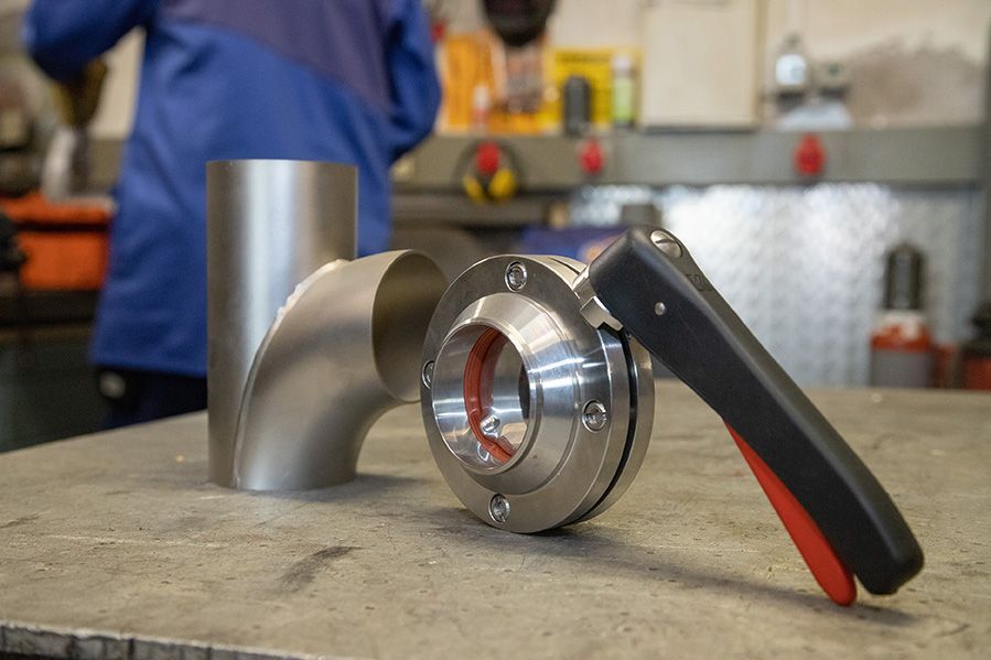 Werkzeug und Edelstahlrohre in der Werkstatt – professionelle Haustechnik- und Heizungsbauarbeiten in Hof