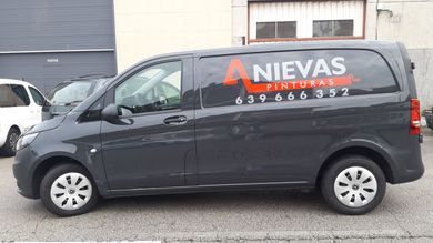 Una furgoneta con la palabra nieves pintada en ella