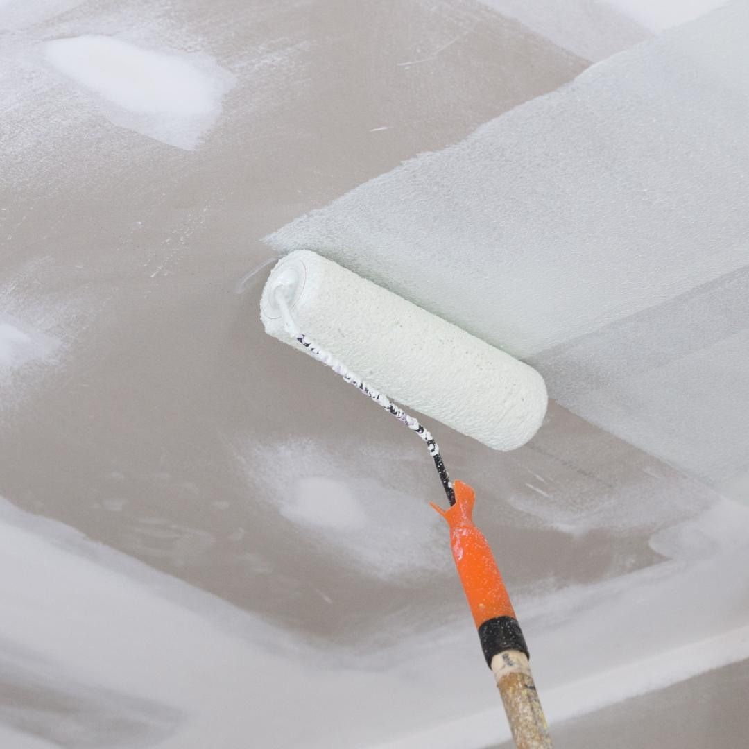 Se está utilizando un rodillo de pintura para pintar un techo.