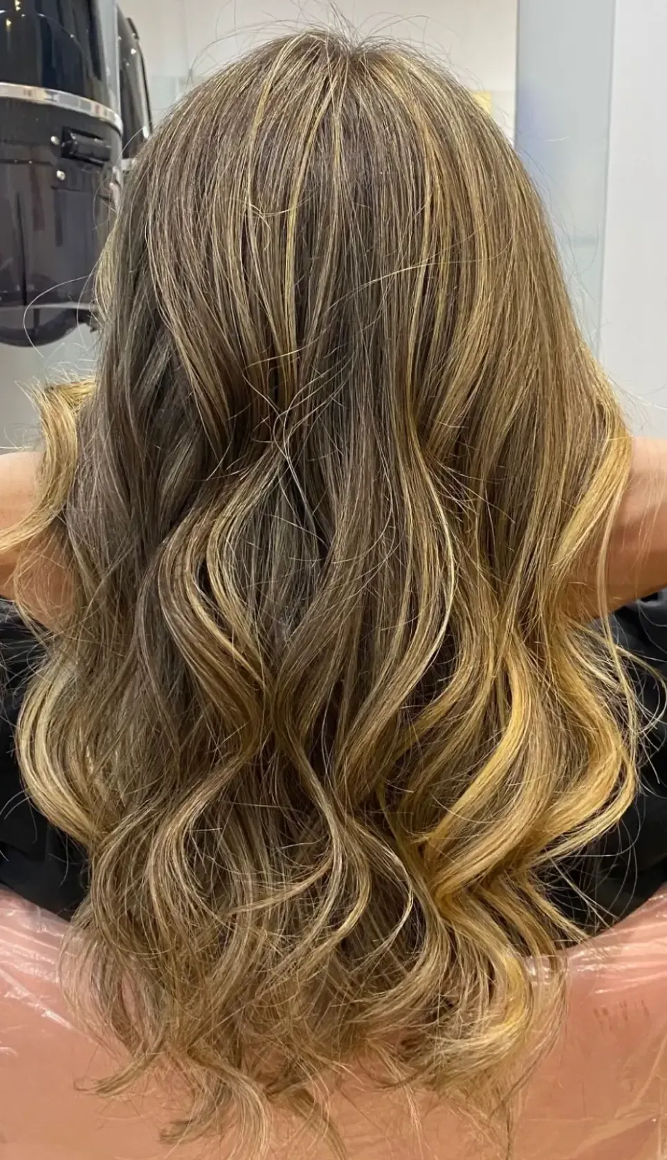 Cabello rubio, liso con un ligero rizo, hasta los hombros, desde la espalda.