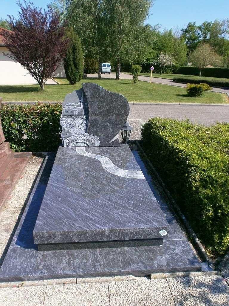 Monument - Pierre de Bresse 