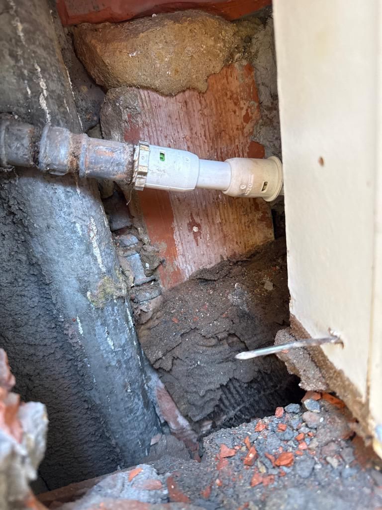 Realizamos todo tipo de trabajos relacionados conla fontaner&iacute;a interior y exterior de viviendas y locales. Actuamos tanto en aver&iacute;as puntuales como en sustituciones completas de elementos deteriorados o defectuosos, ofreciendo siempre soluciones t&eacute;cnicas adecuadas a cada caso.