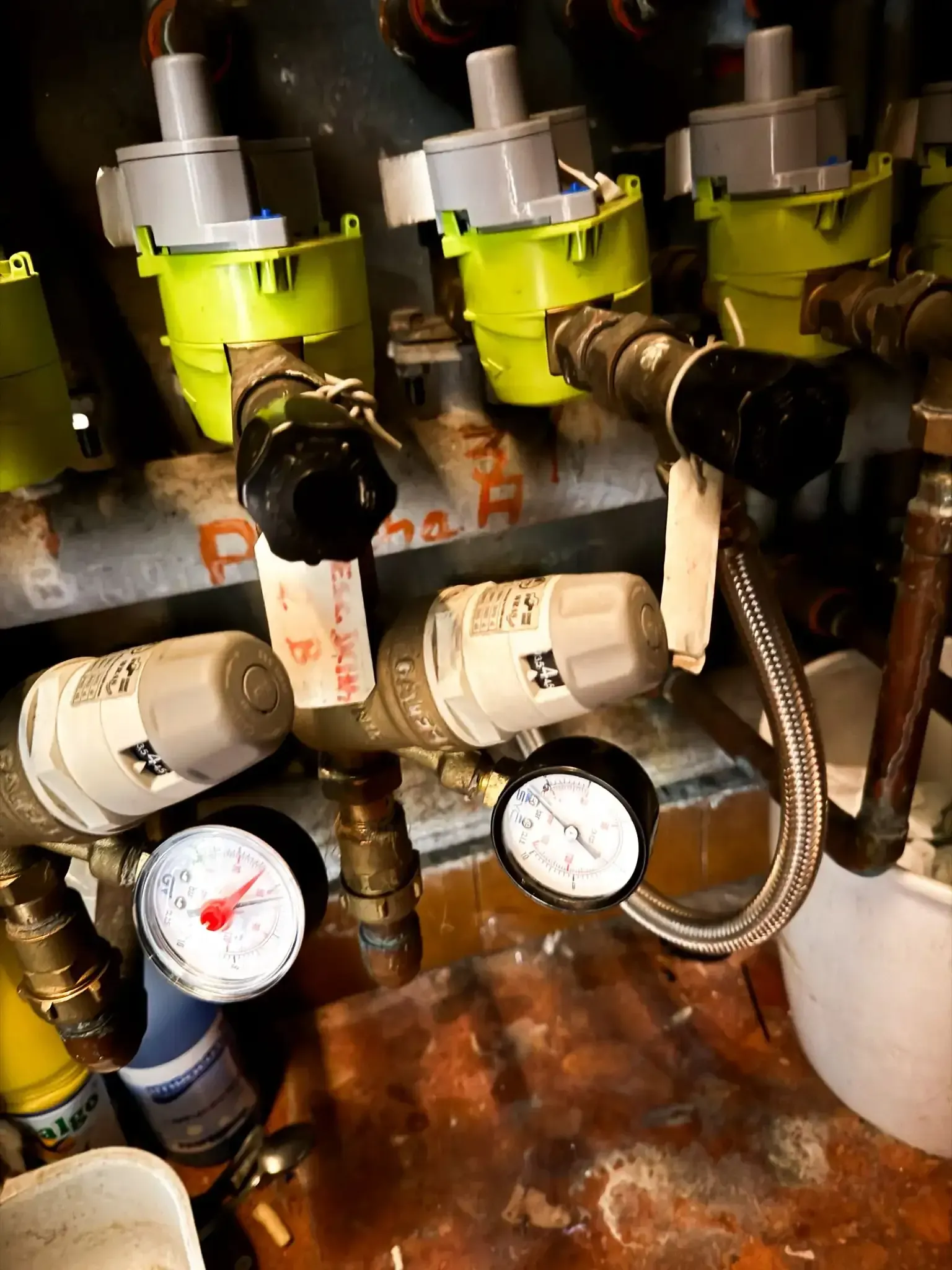 Tubo de plástico blanco y accesorio de latón dentro de una cavidad