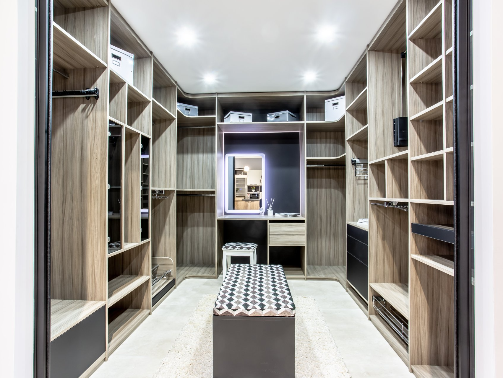 Création d'un dressing sur mesure avec banc central