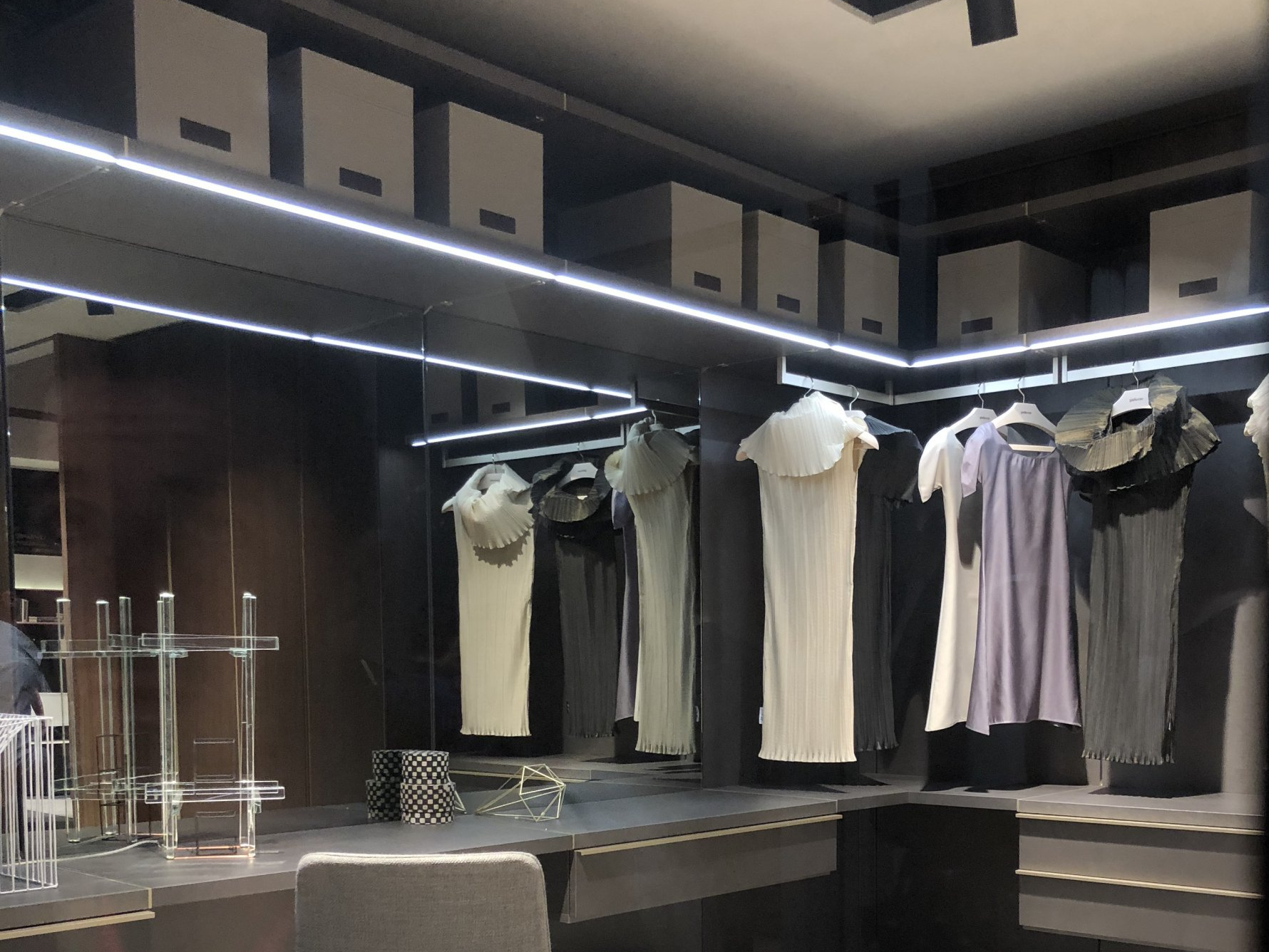 Dressing avec miroir et coiffeuse, penderie et tiroir