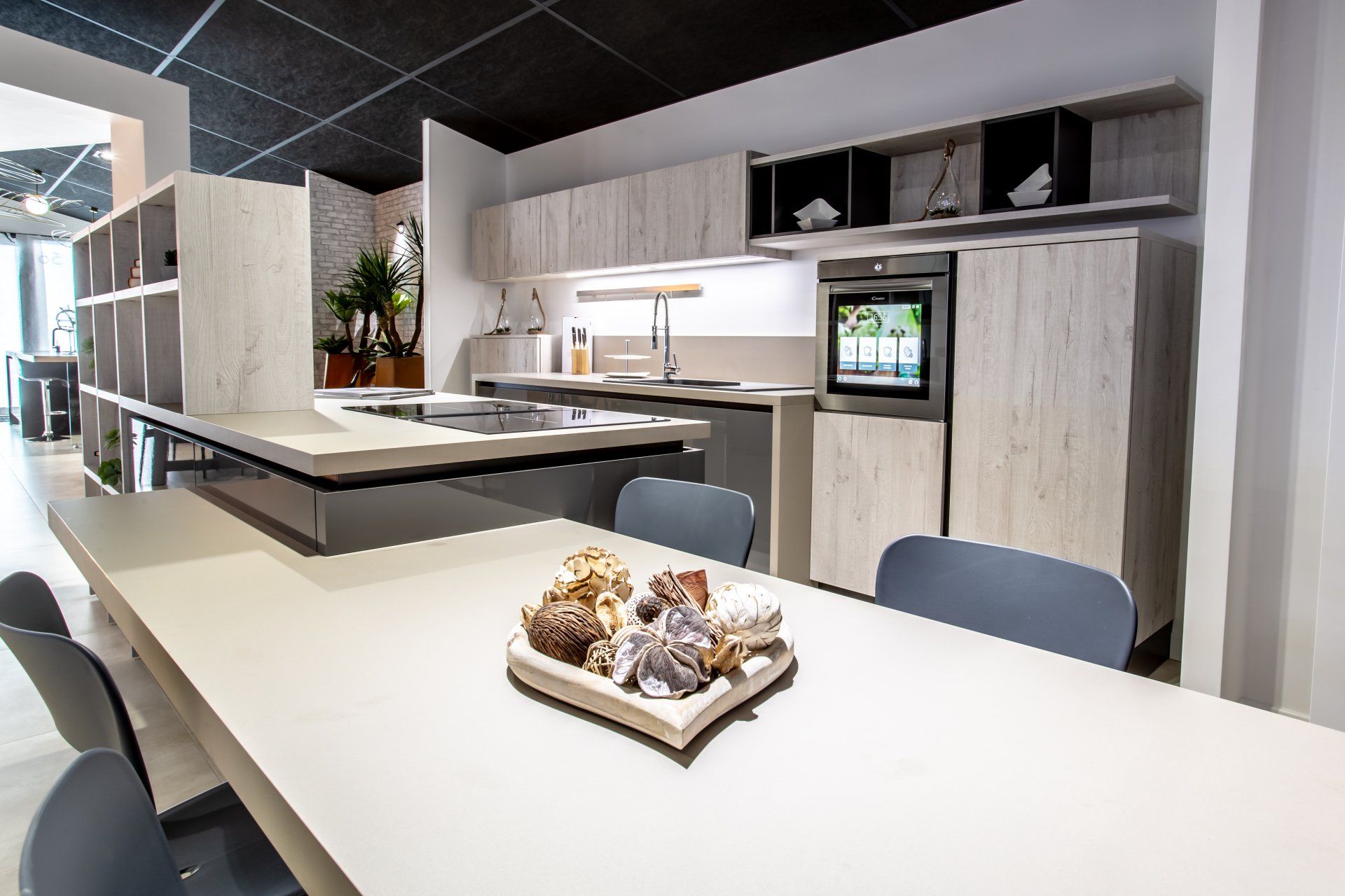 Photo d'une cuisine ouverte moderne avec un îlot central et équipé higth tech.